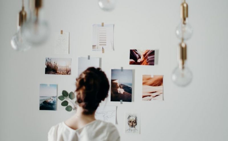 Femme devant mur de photos